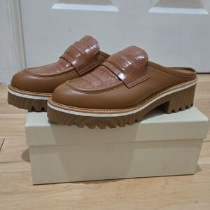 Elegant Tan Mules with Croc-Embossed Detail